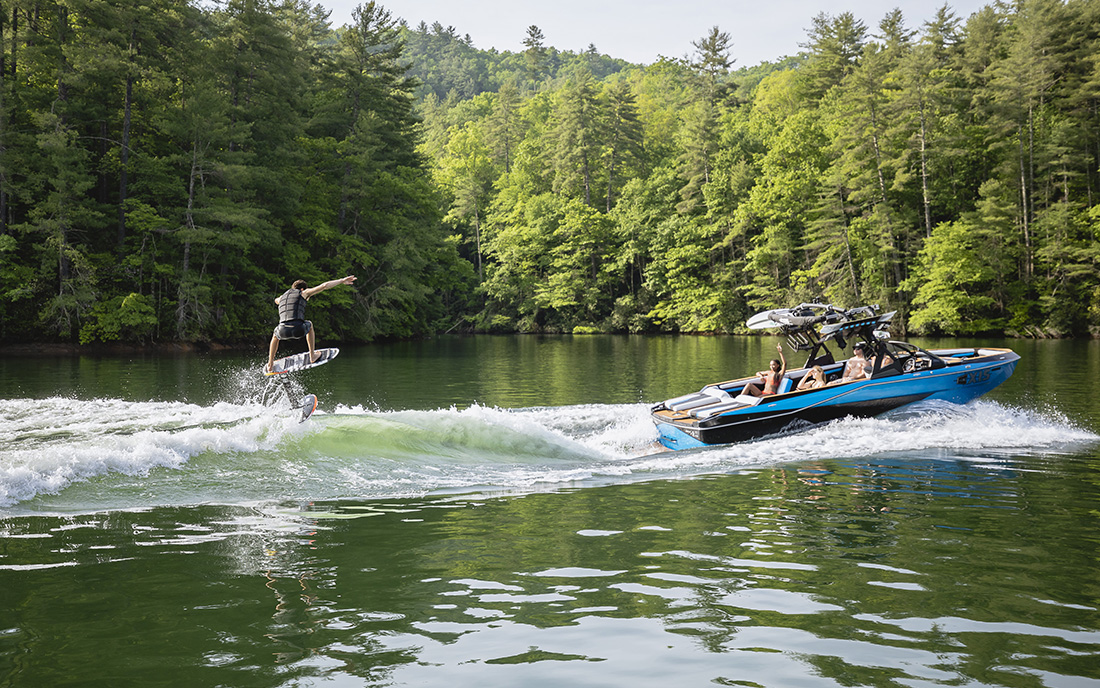 Axis T250 - cамый большой катер в линейке Axis Wake Research